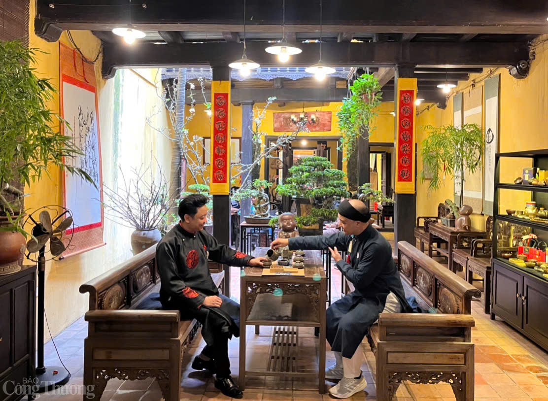 Gặp người dành ‘cả thanh xuân’ với văn hoá trà Việt