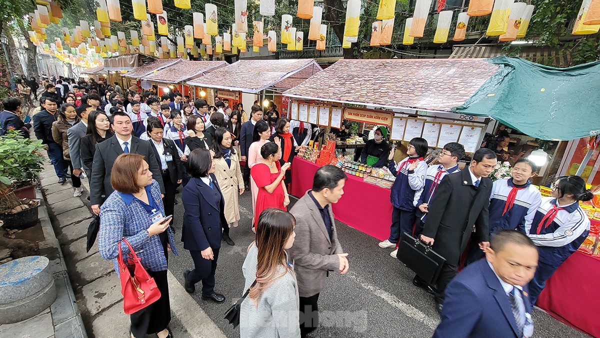 Phu nhân Chủ tịch nước và Phu nhân Tổng thống Philippines tham quan chợ hoa Tết phố cổ Hà Nội