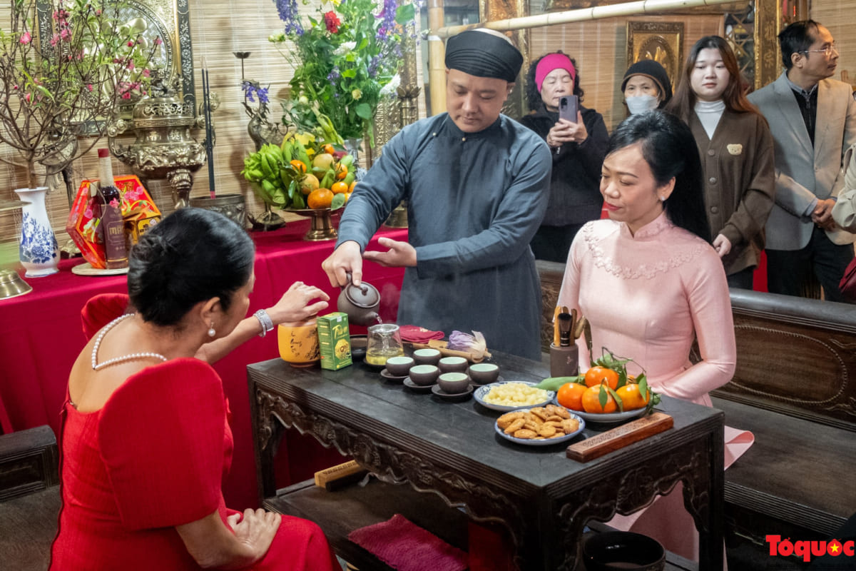 Phu nhân Chủ tịch nước Việt Nam và Phu nhân Tổng thống Philippines thăm chợ hoa Tết và trải nghiệm nghệ thuật Xòe Thái