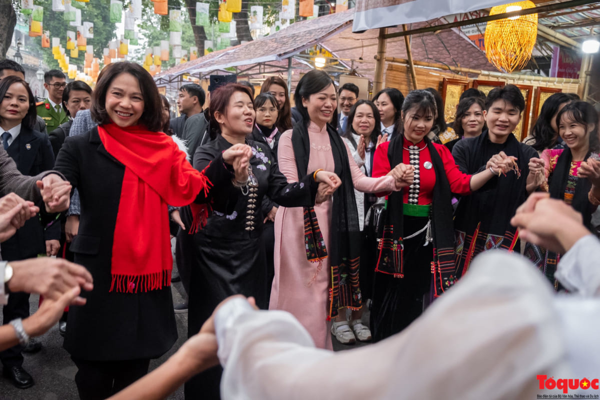 Phu nhân Chủ tịch nước Việt Nam và Phu nhân Tổng thống Philippines thăm chợ hoa Tết và trải nghiệm nghệ thuật Xòe Thái